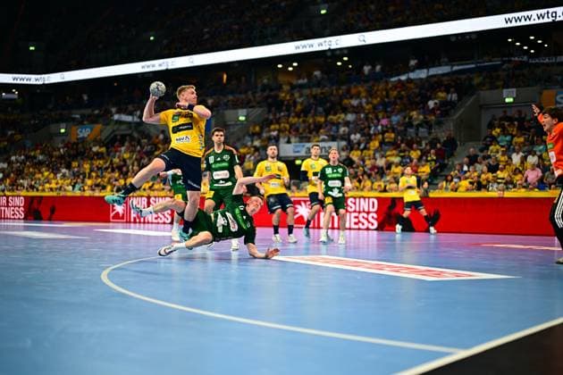 Handball, HBL, Rhein-Neckar Löwen - TSV Hannover-Burgdorf #6 Haukur Thrastarson ( 25; Rhein Neckar Löwen) zieht zum Sprungwurf hoch, während ein Verteidiger von TSV Hannover Burgdorf zu Boden geht. Renars Uscins ( 10; TSV Hannover Burgdorf) und Jannik Kohlbacher ( 80; Rhein Neckar Löwen) sind im Hintergrund zu sehen. Haukur Thrastarson ( 25; Rhein Neckar Löwen) beim Sprungwurf gegen TSV Hannover Burgdorf Copyright: xMichaelxGelhardtx