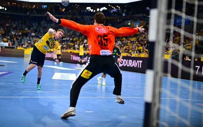 Handball, HBL, Rhein-Neckar Löwen - TSV Hannover-Burgdorf #6 Haukur Thrastarson ( 25; Rhein Neckar Löwen) zieht aus dem Rückraum ab und hat den Ball bereits losgelassen. Torwart Joel Birlehm ( 35; TSV Hannover Burgdorf) streckt sich mit ausgebreiteten Armen dem Wurf entgegen. Haukur Thrastarson ( 25; Rhein Neckar Löwen) wirft auf Joel Birlehm ( 35; TSV Hannover Burgdorf) Copyright: xMichaelxGelhardtx