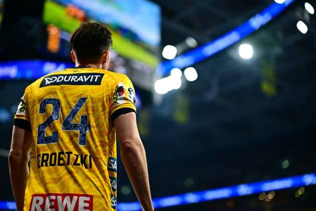Handball, HBL, Rhein-Neckar Löwen - TSV Hannover-Burgdorf #6 Patrick Groetzki ( 24; Rhein Neckar Löwen) steht mit dem Rücken zur Kamera, sein Trikot mit Nummer und Name ist klar lesbar. Im Hintergrund ist die beleuchtete Hallenatmosphäre zu sehen. Patrick Groetzki ( 24; Rhein Neckar Löwen) in der Arena Copyright: xMichaelxGelhardtx