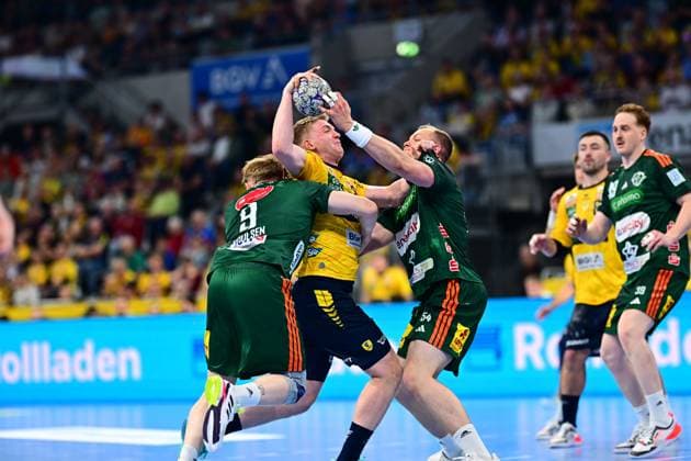 Handball, HBL, Rhein-Neckar Löwen - TSV Hannover-Burgdorf #6 Jannik Kohlbacher ( 80; Rhein Neckar Löwen) kämpft sich mit dem Ball durch die Abwehr von TSV Hannover Burgdorf, darunter Vilhelm Poulsen ( 9) und Justus Fischer ( 54). Im Hintergrund ist Lukas Stutzke ( 39; TSV Hannover Burgdorf) zu sehen. Jannik Kohlbacher ( 80; Rhein Neckar Löwen) im Zweikampf gegen TSV Hannover Burgdorf Copyright: xMichaelxGelhardtx
