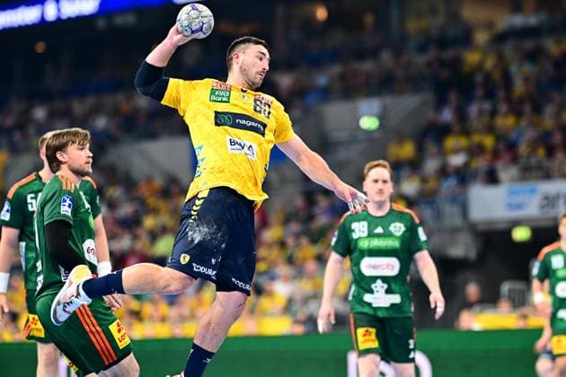 Handball, HBL, Rhein-Neckar Löwen - TSV Hannover-Burgdorf #4 Jannik Kohlbacher ( 80; Rhein Neckar Löwen) springt hoch und zieht zum Wurf ab, während Lukas Stutzke ( 39; TSV Hannover-Burgdorf) im Hintergrund beobachtet. Ein weiterer Spieler von TSV Hannover-Burgdorf versucht den Angriff zu stören. Jannik Kohlbacher ( 80; Rhein Neckar Löwen) beim Sprungwurf Copyright: xMichaelxGelhardtx
