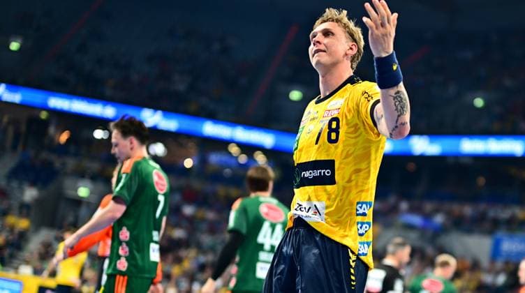 Handball, HBL, Rhein-Neckar Löwen - TSV Hannover-Burgdorf #4 Edwin Aspenbäck ( 78; Rhein Neckar Löwen) hebt die Hand und blickt in Richtung Tribüne. Im Hintergrund sind Spieler von TSV Hannover Burgdorf, darunter 7 Leif Tissier und 44 Thomas Alfred Solstad, zu sehen. Edwin Aspenbäck ( 78; Rhein Neckar Löwen) winkt ins Publikum Copyright: xMichaelxGelhardtx