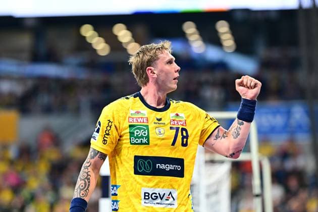 Handball, HBL, Rhein-Neckar Löwen - TSV Hannover-Burgdorf #6 Edwin Aspenbäck ( 78; Rhein Neckar Löwen) reckt die Faust in die Höhe und zeigt intensive Jubelgeste vor gefüllten Zuschauerrängen. Im Hintergrund ist das Tor der Halle zu erkennen. Edwin Aspenbäck ( 78; Rhein Neckar Löwen) jubelt nach Torerfolg Copyright: xMichaelxGelhardtx