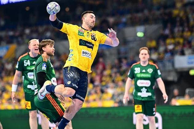 Jannik Kohlbacher ( 80; Rhein Neckar Löwen) zieht im Sprung ab und wird dabei von Justus Fischer ( 54; TSV Hannover Burgdorf) bedrängt. Lukas Stutzke ( 39; TSV Hannover Burgdorf) beobachtet die Szene im Hintergrund. Jannik Kohlbacher ( 80; Rhein Neckar Löwen) beim Sprungwurf Copyright: xMichaelxGelhardtx