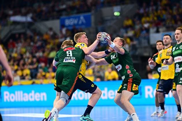 Handball, HBL, Rhein-Neckar Löwen - TSV Hannover-Burgdorf #4 Jannik Kohlbacher ( 80; Rhein Neckar Löwen) kämpft mit dem Ball in beiden Händen gegen Vilhelm Poulsen ( 9; TSV Hannover Burgdorf) und einen weiteren Hannover-Verteidiger ( 54). Im Hintergrund ist Lukas Stutzke ( 39; TSV Hannover Burgdorf) zu sehen. Jannik Kohlbacher ( 80; Rhein Neckar Löwen) im Zweikampf gegen TSV Hannover Burgdorf Copyright: xMichaelxGelhardtx