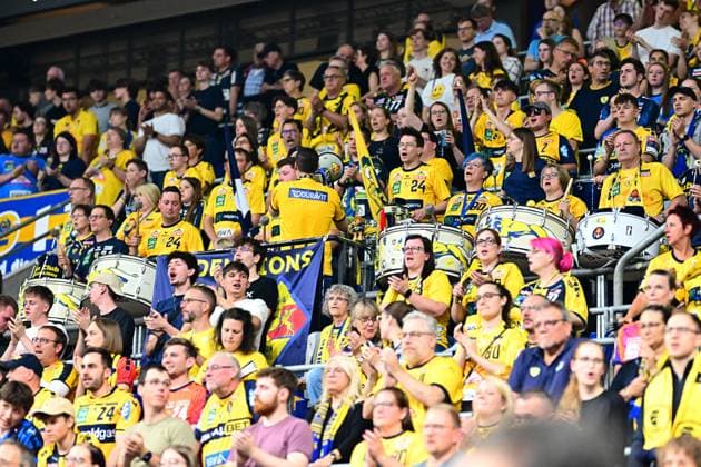 Handball, HBL, Rhein-Neckar Löwen - TSV Hannover-Burgdorf #6 Die Fankurve der Rhein Neckar Löwen ist mit zahlreichen Fans in gelben Trikots gefüllt, die mit Trommeln und Fahnen ihre Mannschaft unterstützen. Ein Fanbeauftragter in gelbem Trikot mit Duravit-Aufdruck steht mit dem Rücken zur Kamera und dirigiert die Stimmung. Rhein Neckar Löwen Fans feiern lautstark in der Arena Copyright: xMichaelxGelhardtx