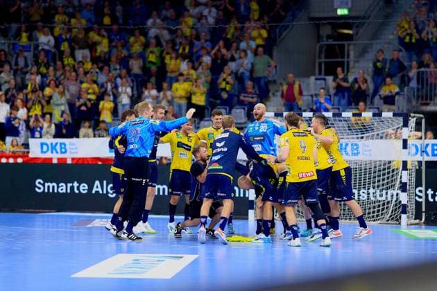 Handball, HBL, Rhein-Neckar Löwen - TSV Hannover-Burgdorf #6 Die Spieler der Rhein Neckar Löwen jubeln gemeinsam auf dem Spielfeld vor begeisterten Fans. Erkennbar sind David Möré ( 15), Sebastian Heymann ( 13), Tim Nothdurft ( 8) sowie Mike Jensen ( 20) und Steven Plucnar Jacobsen ( 9). Rhein Neckar Löwen feiern Jubel mit David Möré, Sebastian Heymann und Tim Nothdurft