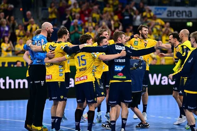 Die Spieler der Rhein Neckar Löwen feiern gemeinsam auf dem Spielfeld der SAP Arena, darunter Steven Plucnar Jacobsen ( 9; Rhein Neckar Löwen) und Jannik Kohlbacher ( 80; Rhein Neckar Löwen). David Möré ( 15; Rhein Neckar Löwen) ist von hinten mit Rückennummer sichtbar, die Mannschaft liegt sich jubelnd in den Armen. Rhein Neckar Löwen feiern Sieg – Steven Plucnar Jacobsen ( 9) und Jannik Kohlbacher ( 80) jubeln Copyright: xMichaelxGelhardtx
