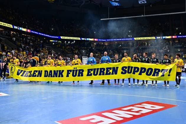 Handball, HBL, Rhein-Neckar Löwen - TSV Hannover-Burgdorf #6 Das Team der Rhein Neckar Löwen steht nach dem Spiel auf dem Spielfeld und hält gemeinsam ein großes gelbes Banner mit der Aufschrift Vielen Dank für euren Support! . Zu sehen sind u.a. Jannik Kohlbacher ( 80; Rhein Neckar Löwen), Steven Plucnar Jacobsen ( 9; Rhein Neckar Löwen), Mathias Rohde Larson ( 4; Rhein Neckar Löwen), Elias Ciudad-Benitez ( 41; Rhein Neckar Löwen) und Tim Nothdurft ( 8; Rhein Neckar Löwen). Rhein Neckar Löwen bedanken sich mit Banner bei den Fans Copyright: xMichaelxGelhardtx