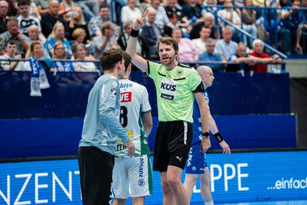 Handball, HBL, TBV Lemgo - SC DHfK Leipzig #2 TBV Lemgo Lippe (GER) vs. SC DHfK Leipzig (GER), Handball, Daikin Handball Bundesliga, 33. Spieltag, 3.6.2026, Saision 2025 2026, Lemgo Der Schiedsrichter gibt Staffan Peter (SC DHfK Leipzig, 18) eine 2-Minuten Strafe Lemgo Phoenix Contact Arena Deutschland