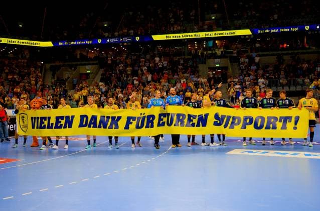 Handball, HBL, Rhein-Neckar Löwen - TSV Hannover-Burgdorf #6 Die Mannschaft der Rhein Neckar Löwen steht gemeinsam auf dem Spielfeld und hält ein großes gelbes Banner mit der Aufschrift Vielen Dank für Euren Support! in die Höhe. Erkennbar sind u.a. Dani Baijens ( 77; Rhein Neckar Löwen), David Möré ( 15; Rhein Neckar Löwen), Lukas Sandell ( 11; Rhein Neckar Löwen) und Tim Nothdurft ( 8; Rhein Neckar Löwen). Rhein Neckar Löwen danken Fans mit Banner nach Spielende