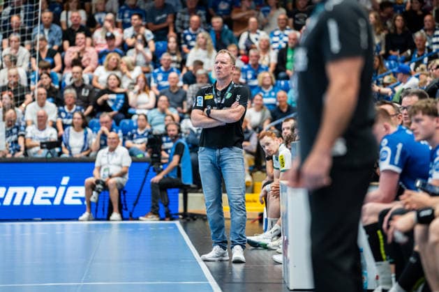 Handball, HBL, TBV Lemgo - SC DHfK Leipzig #3 TBV Lemgo Lippe (GER) vs. SC DHfK Leipzig (GER), Handball, Daikin Handball Bundesliga, 33. Spieltag, 3.6.2026, Saision 2025 2026, Lemgo Frank Carstens (SC DHfK Leipzig, Cheftrainer) schaut nachdenklich Lemgo Phoenix Contact Arena Deutschland