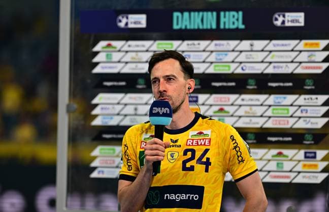 Handball, HBL, Rhein-Neckar Löwen - TSV Hannover-Burgdorf #4 Patrick Groetzki ( 24; Rhein Neckar Löwen) spricht vor einer Sponsorenwand in ein Mikrofon mit DYN-Logo. Im Hintergrund ist das Daikin HBL-Banner sichtbar. Patrick Groetzki ( 24; Rhein Neckar Löwen) gibt Interview Copyright: xMichaelxGelhardtx
