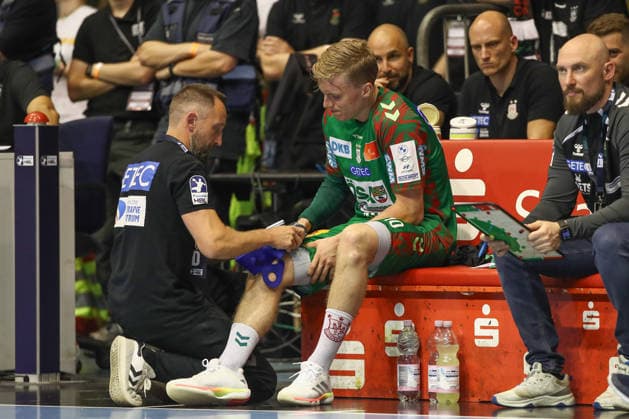 Handball, HBL, SC Magdeburg - VfL Gummersbach #3 03.06.2026, xtgx, Handball, Daikin HBL, SC Magdeburg - VfL Gummersbach v.l. Gisli Thorgeir Kristjansson (Magdeburg, 10) verletzt Verletzung Magdeburg