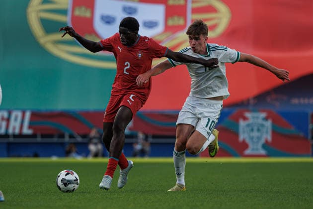Fußball, U21, Testspiel, Portugal - Nordirland Daniel Banjaqui and Eoin Kenny seen during International Friendly, Länderspiel, Nationalmannschaft U21, U 21 game between teams of Portugal and North Ireland at Estadio Antonio Coimbra da Mota (Luis Loureiro Ball Raw Images PT) Oeiras Estadio Antonio Coimbra da Mota Portugal Copyright: xLuisxLoureirox LLOU0369