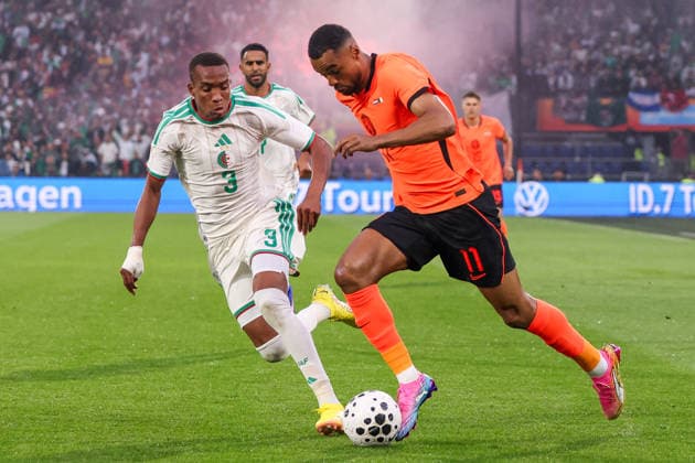 Fußball, Testspiel, Niederlande - Algerien 2026-06-03 Netherlands v Algeria - Friendly international football match ROTTERDAM, NETHERLANDS - JUNE 3: Cody Gakpo of Netherlands is challenged by Achraf Abada of Algeria during the Friendly international football match match between Netherlands and Algeria at Stadion Feijenoord on June 3, 2026 in Rotterdam, Netherlands. Rotterdam Stadion Feijenoord Netherlands Content not available for redistribution in The Netherlands directly or indirectly through any third parties. Copyright: xHansxvanxderxValkx