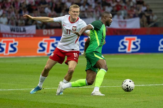 Fußball, Testspiel, Polen - Nigeria Poland - Nigeria 03.06.2026 football, Warsaw, PGE National Stadium, FIFA , friendly international game match Poland - Nigeria ( mecz towarzyski, pilka nozna, Polska - Nigeria ) image shows: Karol Swiderski (L) Frank Onyeka (R) photo Katarzyna Plewczynska Fotostyk Copyright: xKatarzynaxPlewczynskax 20260603FCTKPKAPL7182