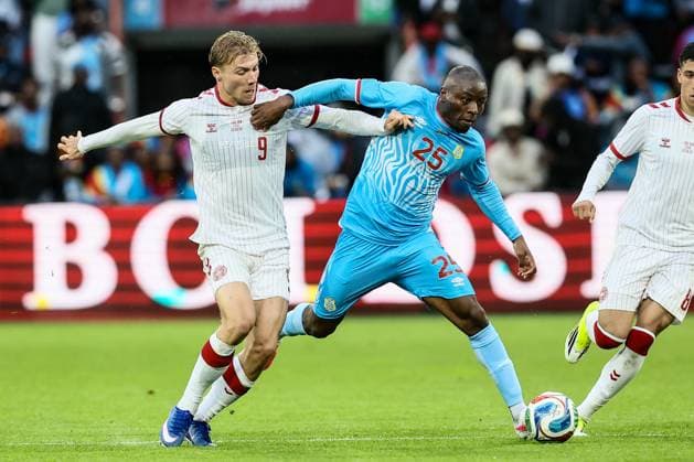 Fußball, Testspiel, DR Kongo - Dänemark #2 Danish Rasmus Hojlund and Congolese Edo Kayembe fight for the ball during a friendly soccer game between the national teams of DR Congo and Denmark, Wednesday 03 June 2026 in Liege, in preparation of the upcoming the 2026 World Cup. BRUNOxFAHY  x175853966x