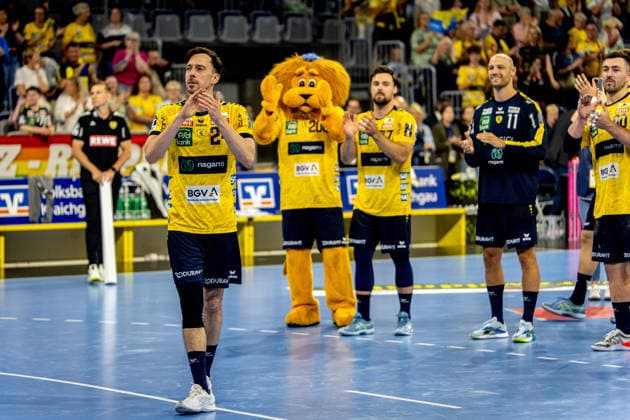 Handball, HBL, Rhein-Neckar Löwen - TSV Hannover-Burgdorf #6 03.06.2026, xdaymx, Handball Daikin HBL, Rhein Neckar Loewen - TSV Hannover-Burgdorf Patrick Groetzki (Rhein-Neckar Löwen) bedankt sich nach dem Schlusspfiff vor den Heimfans (DFL DFB REGULATIONS PROHIBIT ANY USE OF PHOTOGRAPHS as IMAGE SEQUENCES and or QUASI-VIDEO) Mannheim