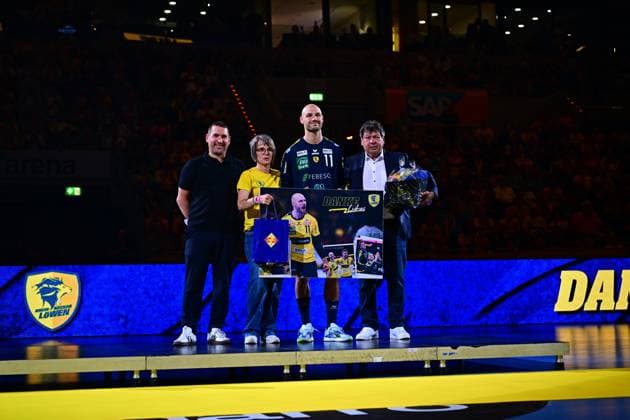 Handball, HBL, Rhein-Neckar Löwen - TSV Hannover-Burgdorf #4 Lukas Sandell ( 11; Rhein Neckar Löwen) wird auf dem Spielfeld mit einem Abschiedsbild und Geschenken verabschiedet. Holger Bachert (Geschäftsführer, Rhein Neckar Löwen) steht links neben ihm, rechts ein weiterer Offizieller mit Blumenstrauß. Verabschiedung von Lukas Sandell ( 11; Rhein Neckar Löwen) mit Holger Bachert Copyright: xMichaelxGelhardtx