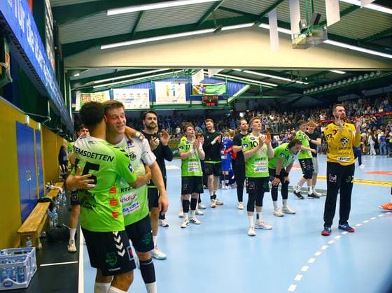 Nach Spielschluss: Das TVE-Team ositioniert sich vor den mitgereisten Fans. Durch den Auswärtssieg erhielt sich der TV Emsdetten die theoretische Aufstiegschance. Handball-Qualifikationsspiel zur 2.Liga EHV Aue - TV Emsdetten 36:44 am 3.6.2026 EHV Aue - TV Emsdetten