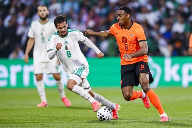 Fußball, Testspiel, Niederlande - Algerien #2 ROTTERDAM , 03-06-2026 , Stadium Feijenoord de Kuip , season 2025 2026 , FIFA International football , friendly match between The Netherlands and Algeria , picture shows Algeria player Houssem-Eddine Chaabane Aouar and Netherlands player Ryan Gravenberch Netherlands - Algeria (friendly)  x204133931x Copyright: