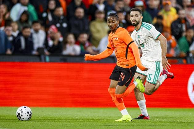 Fußball, Testspiel, Niederlande - Algerien #2 ROTTERDAM , 03-06-2026 , Stadium Feijenoord de Kuip , season 2025 2026 , FIFA International football , friendly match between The Netherlands and Algeria , picture shows Netherlands player Crysencio Summerville and Algeria player Rayan Ait-Nouri Netherlands - Algeria (friendly)  x204133943x Copyright: