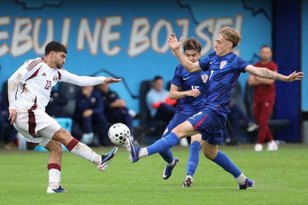 Fußball, U21, Testspiel, Kroatien - Katar Croatia, Zagreb, 030626. Rudes Stadium. Friendly match of the U21, U 21 national teams: Croatia - Qatar. In the photo: Marwan Sheriff Hassan, Ivan Canjuga. Photo: Ranko Suvar CROPIX Zagreb Croatia Copyright: xxRankoxSuvarx hrvatska_katar26-030626