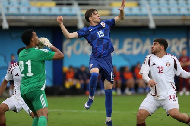 Fußball, U21, Testspiel, Kroatien - Katar Croatia, Zagreb, 030626. Rudes Stadium. Friendly match of the U21, U 21 national teams: Croatia - Qatar. In the photo: Mirko Susak, Marwan Sheriff Hassan. Photo: Ranko Suvar CROPIX Zagreb Croatia Copyright: xxRankoxSuvarx hrvatska_katar35-030626