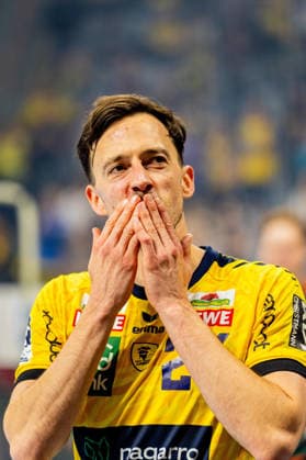 03.06.2026, xdaymx, Handball Daikin HBL, Rhein Neckar Loewen - TSV Hannover-Burgdorf Patrick Groetzki (Rhein-Neckar Löwen) bedankt sich bei den Heimfans nach seinem letzten Heimspiel. (DFL DFB REGULATIONS PROHIBIT ANY USE OF PHOTOGRAPHS as IMAGE SEQUENCES and or QUASI-VIDEO) Mannheim