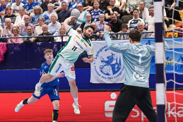 Handball, HBL, TBV Lemgo - SC DHfK Leipzig #4 2026.06.03, xkwix, Handball, HBL, TBV Lemgo Lippe - SC DHfK Leipzig, PHOENIX CONTACT arena, 33.Spieltag, Saison 2025 2026: Lukas Binder (SC DHfK Leipzig 11) beim Wurf im Zweikampf gegen Constantin Möstl (TBV Lemgo Lippe 1) Photo: xKamilxWilkowskixPressefotoKochx Nordrhein-Westfalen Deutschland