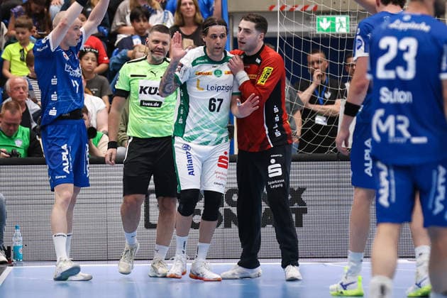 Handball, HBL, TBV Lemgo - SC DHfK Leipzig #4 2026.06.03, xkwix, Handball, HBL, TBV Lemgo Lippe - SC DHfK Leipzig, PHOENIX CONTACT arena, 33.Spieltag, Saison 2025 2026: Domenico Ebner (SC DHfK Leipzig 1) muss Dean BombaÄ? (SC DHfK Leipzig 67) nach fraglicher Schiedsrichter Entscheidung zurueckhalten Photo: xKamilxWilkowskixPressefotoKochx Nordrhein-Westfalen Deutschland