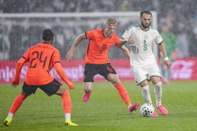 Fußball, Testspiel, Niederlande - Algerien #3 ROTTERDAM , 03-06-2026 , Stadium Feijenoord de Kuip , season 2025 2026 , FIFA International football , friendly match between The Netherlands and Algeria , picture shows Netherlands player Jan Paul van Hecke and Algeria player Amine Rendi Ghouiri Netherlands - Algeria (friendly)  x204134163x Copyright: