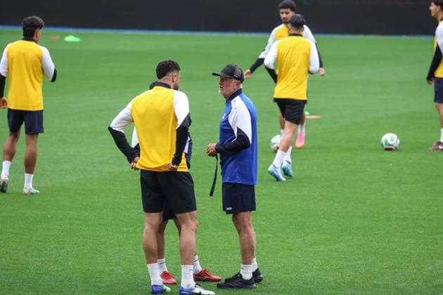 Fußball, FIFA WM 2026, Nationalteam Spanien, Training Spain - Official training session of the Iraqi team - 03 06 2026 SPAIN, LA CORUNA, JUNE 03: Graham Arnold Head Coach of Iraq during the official training session of the Iraqi team the day before the FIFA friendly football match between Spain and Iraq at Riazor Stadium on June 03, 2026 in La Coruna, Spain. Photo by Manuel Blondeau AOP.Press La Coruna Estadio Riazor Galicia Spain Copyright: x ManuelxBlondeau AOP.Pressx AOP20260603-00006