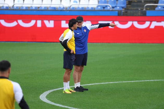 Fußball, FIFA WM 2026, Nationalteam Spanien, Training Spain - Official training session of the Iraqi team - 03 06 2026 SPAIN, LA CORUNA, JUNE 03: Graham Arnold Head Coach of Iraq during the official training session of the Iraqi team the day before the FIFA friendly football match between Spain and Iraq at Riazor Stadium on June 03, 2026 in La Coruna, Spain. Photo by Manuel Blondeau AOP.Press La Coruna Estadio Riazor Galicia Spain Copyright: x ManuelxBlondeau AOP.Pressx AOP20260603-00014