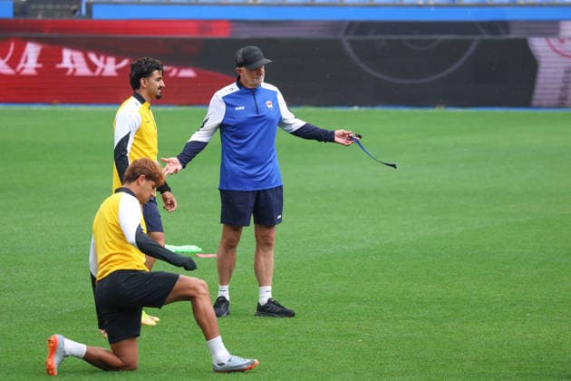 Fußball, FIFA WM 2026, Nationalteam Spanien, Training Spain - Official training session of the Iraqi team - 03 06 2026 SPAIN, LA CORUNA, JUNE 03: Graham Arnold Head Coach of Iraq during the official training session of the Iraqi team the day before the FIFA friendly football match between Spain and Iraq at Riazor Stadium on June 03, 2026 in La Coruna, Spain. Photo by Manuel Blondeau AOP.Press La Coruna Estadio Riazor Galicia Spain Copyright: x ManuelxBlondeau AOP.Pressx AOP20260603-00021