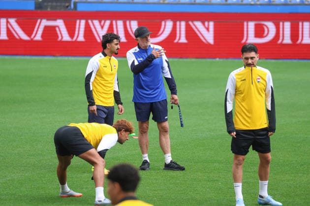 Fußball, FIFA WM 2026, Nationalteam Spanien, Training Spain - Official training session of the Iraqi team - 03 06 2026 SPAIN, LA CORUNA, JUNE 03: Graham Arnold Head Coach of Iraq during the official training session of the Iraqi team the day before the FIFA friendly football match between Spain and Iraq at Riazor Stadium on June 03, 2026 in La Coruna, Spain. Photo by Manuel Blondeau AOP.Press La Coruna Estadio Riazor Galicia Spain Copyright: x ManuelxBlondeau AOP.Pressx AOP20260603-00017