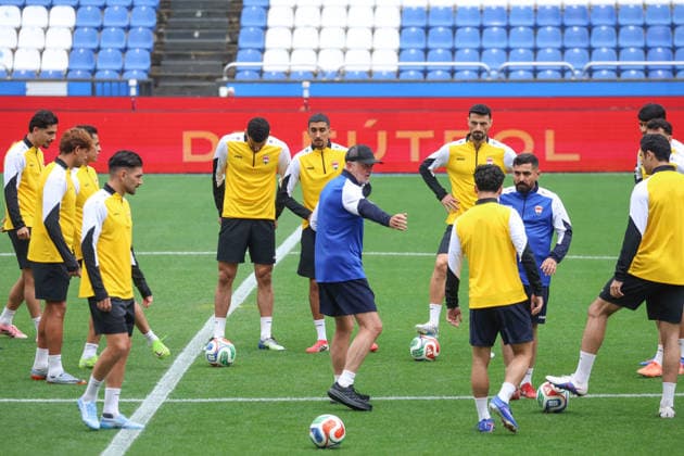 Fußball, FIFA WM 2026, Nationalteam Spanien, Training Spain - Official training session of the Iraqi team - 03 06 2026 SPAIN, LA CORUNA, JUNE 03: Graham Arnold Head Coach of Iraq (C) during the official training session of the Iraqi team the day before the FIFA friendly football match between Spain and Iraq at Riazor Stadium on June 03, 2026 in La Coruna, Spain. Photo by Manuel Blondeau AOP.Press La Coruna Estadio Riazor Galicia Spain Copyright: x ManuelxBlondeau AOP.Pressx AOP20260603-00025