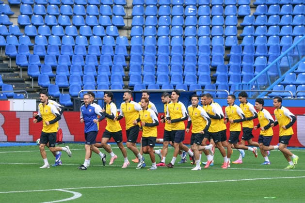 Fußball, FIFA WM 2026, Nationalteam Spanien, Training Spain - Official training session of the Iraqi team - 03 06 2026 SPAIN, LA CORUNA, JUNE 03: Players of Iraq warm up with head of sports science Chris Pappas (Blue shirt) during the official training session of the Iraqi team the day before the FIFA friendly football match between Spain and Iraq at Riazor Stadium on June 03, 2026 in La Coruna, Spain. Photo by Manuel Blondeau AOP.Press La Coruna Estadio Riazor Galicia Spain Copyright: x ManuelxBlondeau AOP.Pressx AOP20260603-00031