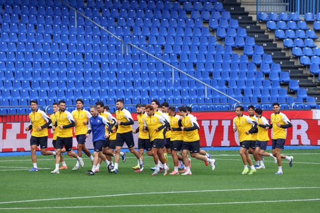 Fußball, FIFA WM 2026, Nationalteam Spanien, Training Spain - Official training session of the Iraqi team - 03 06 2026 SPAIN, LA CORUNA, JUNE 03: Players of Iraq warm up with head of sports science Chris Pappas (Blue shirt) during the official training session of the Iraqi team the day before the FIFA friendly football match between Spain and Iraq at Riazor Stadium on June 03, 2026 in La Coruna, Spain. Photo by Manuel Blondeau AOP.Press La Coruna Estadio Riazor Galicia Spain Copyright: x ManuelxBlondeau AOP.Pressx AOP20260603-00032