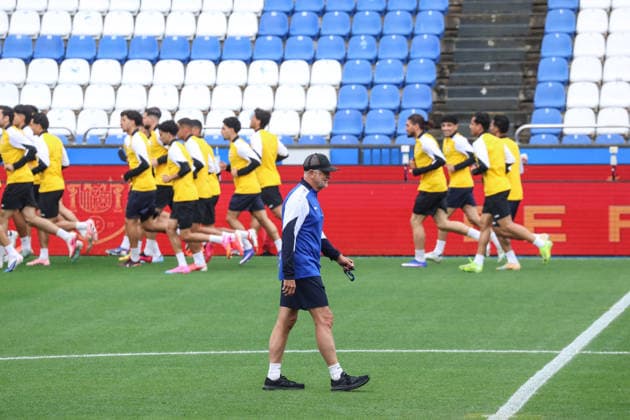 Fußball, FIFA WM 2026, Nationalteam Spanien, Training Spain - Official training session of the Iraqi team - 03 06 2026 SPAIN, LA CORUNA, JUNE 03: Graham Arnold Head Coach of Iraq during the official training session of the Iraqi team the day before the FIFA friendly football match between Spain and Iraq at Riazor Stadium on June 03, 2026 in La Coruna, Spain. Photo by Manuel Blondeau AOP.Press La Coruna Estadio Riazor Galicia Spain Copyright: x ManuelxBlondeau AOP.Pressx AOP20260603-00036