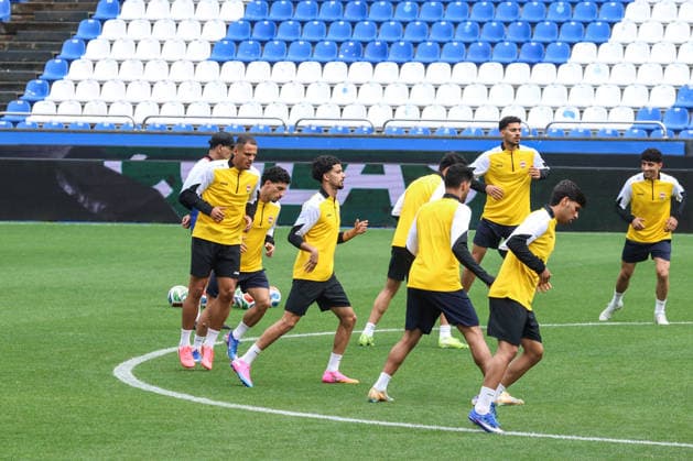 Fußball, FIFA WM 2026, Nationalteam Spanien, Training Spain - Official training session of the Iraqi team - 03 06 2026 SPAIN, LA CORUNA, JUNE 03: Zidane Iqbal of Iraq (C) during the official training session of the Iraqi team the day before the FIFA friendly football match between Spain and Iraq at Riazor Stadium on June 03, 2026 in La Coruna, Spain. Photo by Manuel Blondeau AOP.Press La Coruna Estadio Riazor Galicia Spain Copyright: x ManuelxBlondeau AOP.Pressx AOP20260603-00039