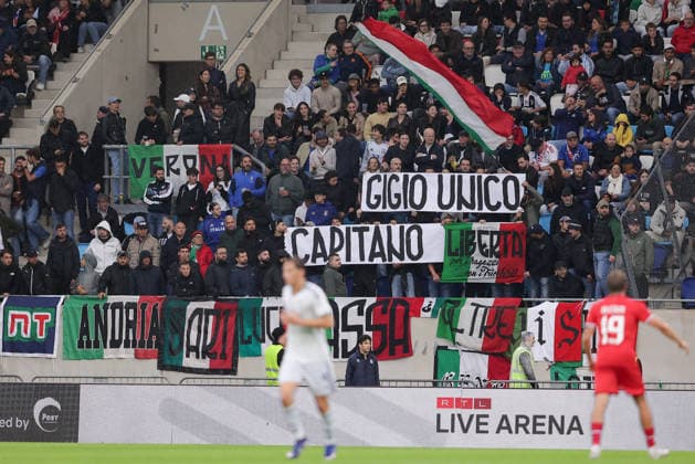 Fußball, Testspiel, Luxemburg - Italien #3 italienische Fans, Fanblock, Banner Gigio unico Capitano Fussball, Saison 2025-2026, Freundschaftsspiel, Länderspiel 03.06.2026 Nationalmannschaft Luxemburg - Italien (LUX vs ITA) Stade de Luxembourg, Luxemburg