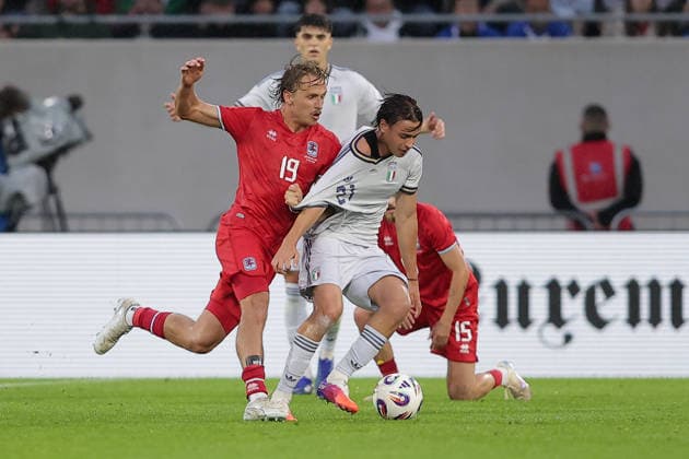Fußball, Testspiel, Luxemburg - Italien #3 Mathias Olesen (Luxemburg 19) im Zweikampf mit Niccolo Pisilli (Italien 21) Fussball, Saison 2025-2026, Freundschaftsspiel, Länderspiel 03.06.2026 Nationalmannschaft Luxemburg - Italien (LUX vs ITA) Stade de Luxembourg, Luxemburg