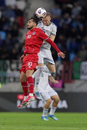 Fußball, Testspiel, Luxemburg - Italien #3 Kopfballduell zwischen Danel Sinani (Luxemburg 10) und Luca Lipani (Italien 5) Fussball, Saison 2025-2026, Freundschaftsspiel, Länderspiel 03.06.2026 Nationalmannschaft Luxemburg - Italien (LUX vs ITA) Stade de Luxembourg, Luxemburg