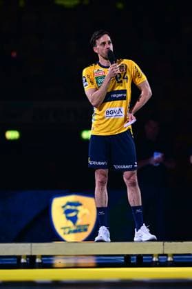 Handball, HBL, Rhein-Neckar Löwen - TSV Hannover-Burgdorf #4 Patrick Groetzki ( 24; Rhein Neckar Löwen) steht auf einer Bühne und spricht ins Mikrofon, im Hintergrund ist das Löwen-Logo zu sehen. Er trägt das gelbe Spieltrikot der Rhein Neckar Löwen. Patrick Groetzki ( 24; Rhein Neckar Löwen) spricht ins Mikrofon Copyright: xMichaelxGelhardtx