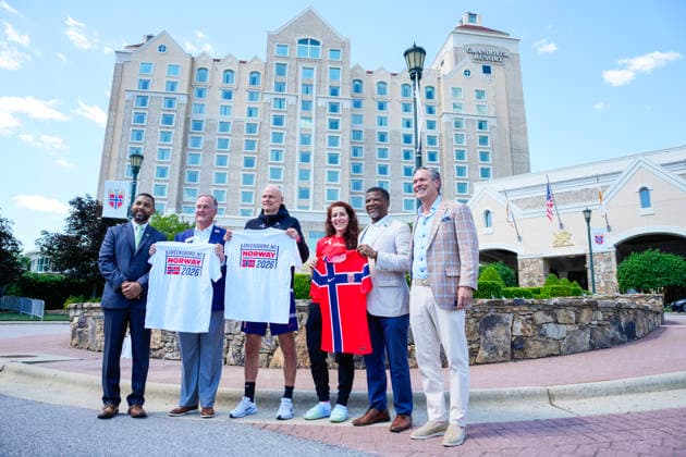 Football World Cup 2026 Greensboro , USA 20260603 Mayor of Greensboro, Marikay Abuzuaiter together with Stale Solbakken and President of the Norwegian Football Association, Lise Klaveness outside the player hotel Grandover Resort in Greensboro Photo Fredrik Varfjell NTB Greensboro USA EDITORIAL USE ONLY RESTRICTED USE FOR BETTING COMPANIES  Copyright: xFredrikxVarfjellx xNTBx