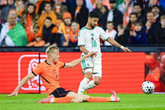 Fußball, Testspiel, Niederlande - Algerien #4 ROTTERDAM , 03-06-2026 , Stadium Feijenoord de Kuip , season 2025 2026 , FIFA International football , friendly match between The Netherlands and Algeria , picture shows Netherlands player Jan Paul van Hecke and Algeria player Mohammed Elamine Amoura Netherlands - Algeria (friendly)  x204134659x Copyright: