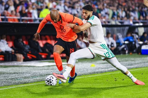 Fußball, Testspiel, Niederlande - Algerien #4 ROTTERDAM , 03-06-2026 , Stadium Feijenoord de Kuip , season 2025 2026 , FIFA International football , friendly match between The Netherlands and Algeria , picture shows Netherlands player Donyell Malen and Algeria player Jaouen Djimmy Hadjam Netherlands - Algeria (friendly)  x204134697x Copyright: