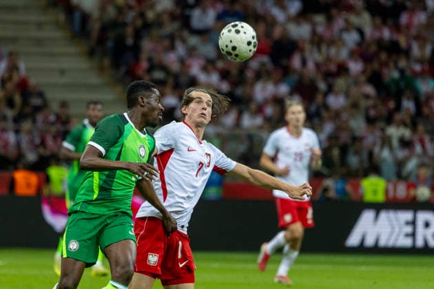 Fußball, Testspiel, Polen - Nigeria #4 Poland - Nigeria 03.06.2026 football, Warsaw, PGE National Stadium, FIFA , friendly international game match Poland - Nigeria ( mecz towarzyski, pilka nozna, Polska - Nigeria ) image shows: Zaidu Sanusi (L) Jakub Kaminski (R) photo Katarzyna Plewczynska Fotostyk Copyright: xKatarzynaxPlewczynskax 20260603FCTKPKAPL7679